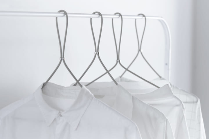 プロダクトブランド「SOGU」が手がけた 服の形に添うハンガー「FORMLESS HANGER」