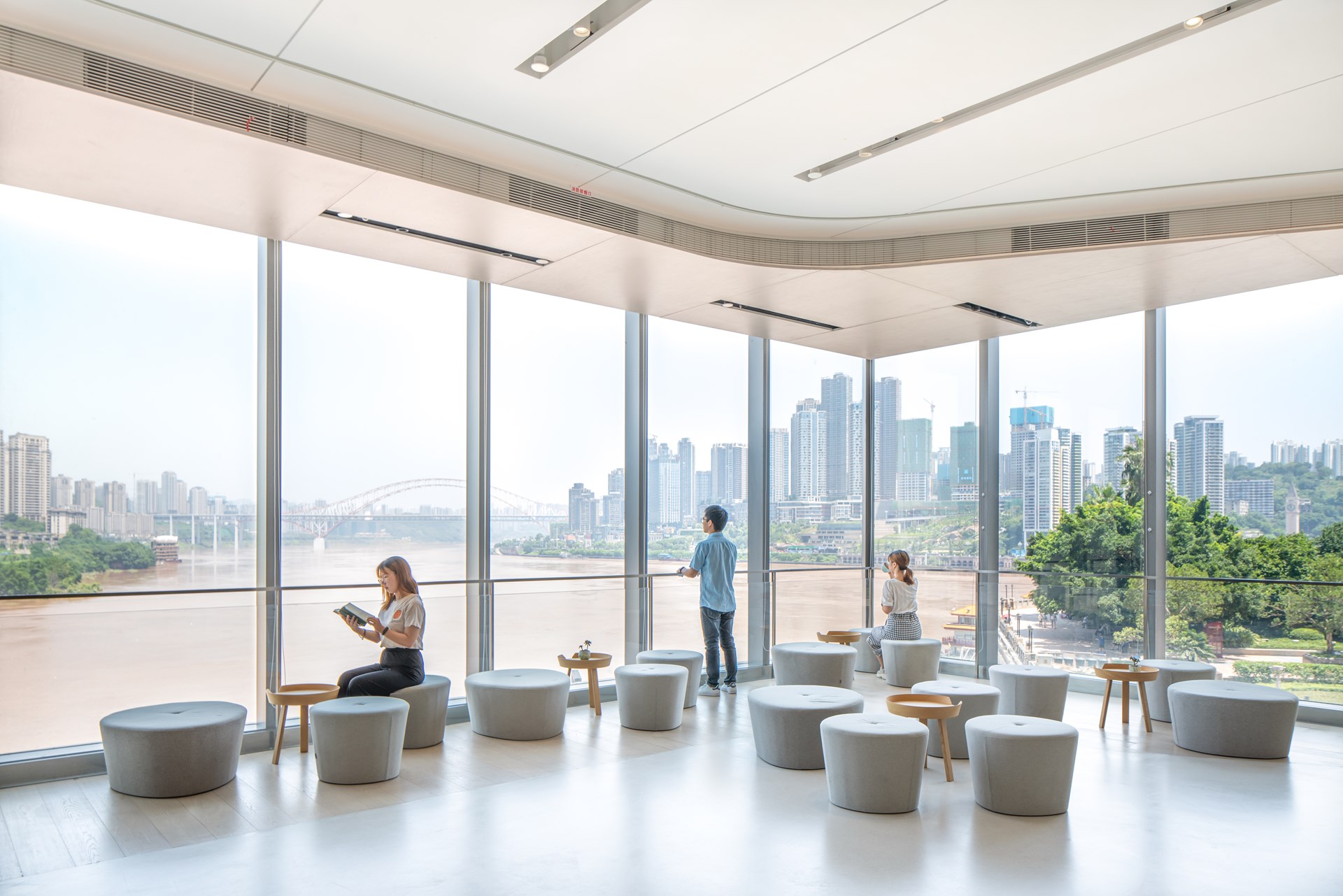 MVRDVが手がけた「青い空が来る」を コンセプトにするショールーム NIO