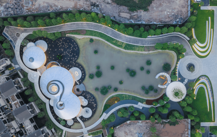 中国の庭園建築をヒントに、現代の「一池三山」 展示センター「Aluminum Mountain」が竣工
