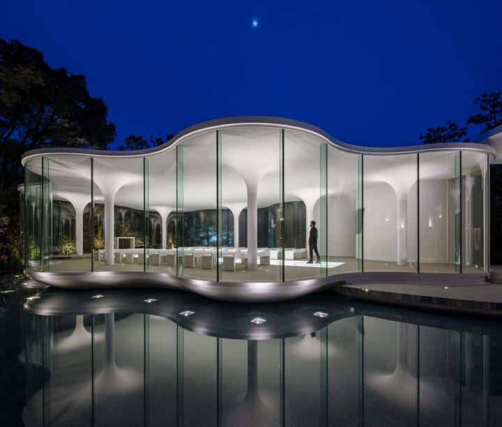 建築家・松本哲哉が率いるKTXアーキラボによる 水盤に浮かぶ雲をイメージしたチャペル