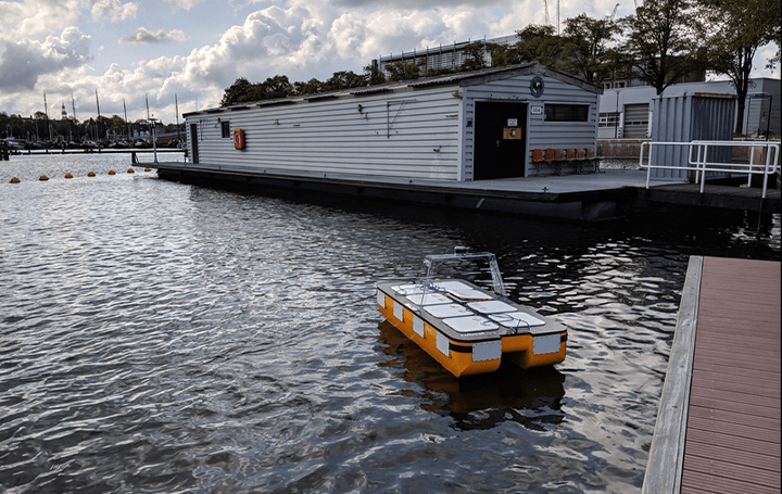 アムステルダムの運河で 初の自動航行ボートが試運転