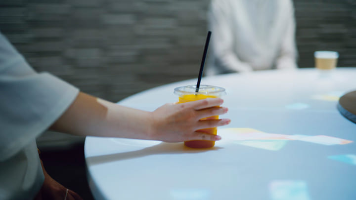 機にかかる絹糸の美しさを照明に――坂下 麦「HAKU」がDESIGN LIVEで展示