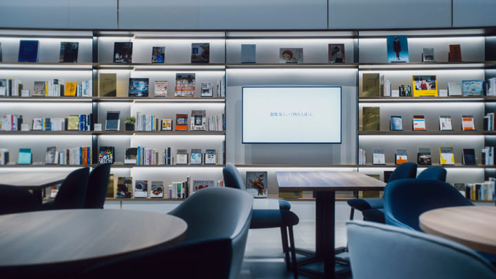 機にかかる絹糸の美しさを照明に――坂下 麦「HAKU」がDESIGN LIVEで展示