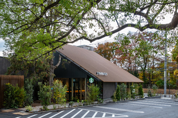 新店舗「スターバックス コーヒー 西東京新町店」 樹齢約300年のクスノキを見守る木造店舗