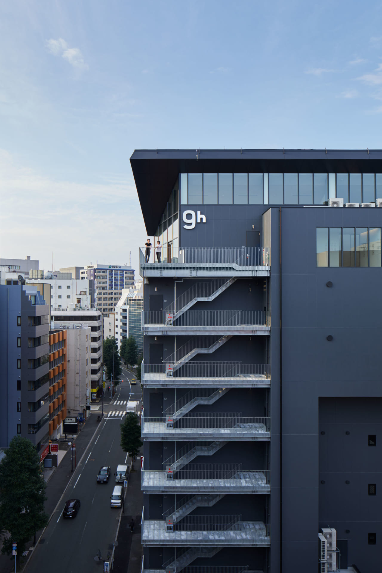 芦沢啓治がカプセルホテル「ナインアワーズ 博多駅」を設計
ミニマルと開放感を同時に提供