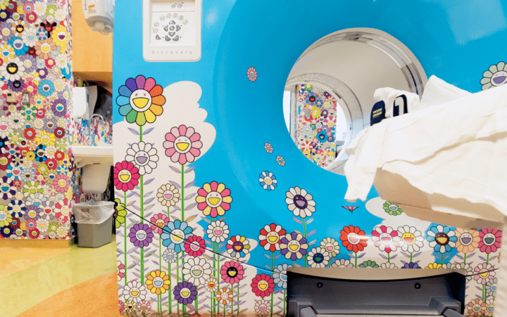 ワシントンDCの小児科病院に村上隆の作品が登場 「お花」で子ども患者の不安を和らげる