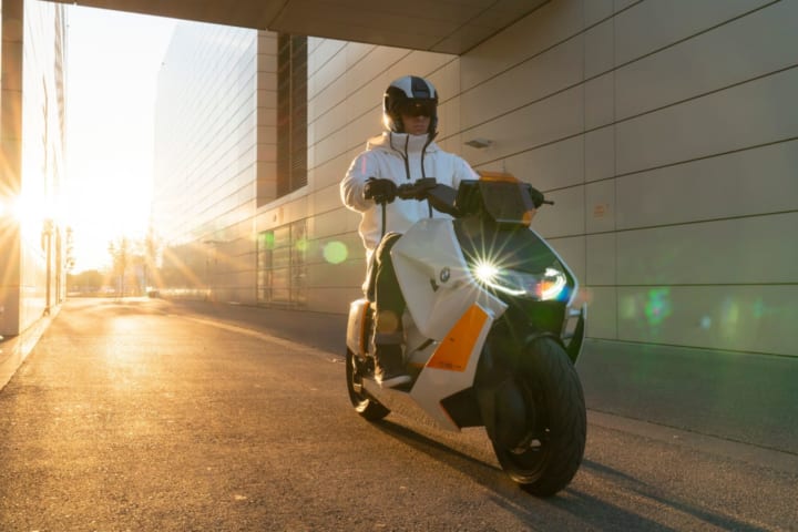 BMW モトラッド、スマートな都市型電動スクーター 「Definition CE04」を公開