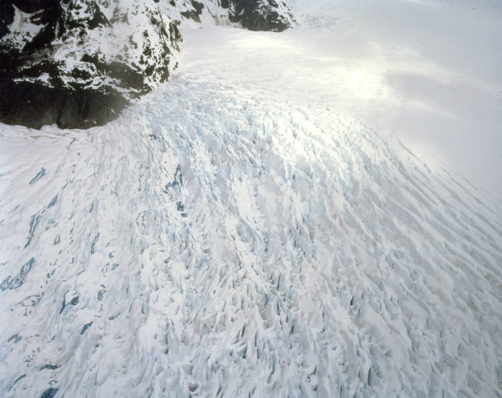 エスパス ルイ・ヴィトン東京に、アーティスト ダグ・エイケンの 没入型映像作品「New Ocean: thaw」開催