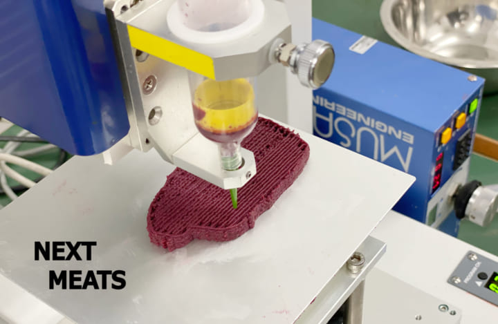 フェイクミートを開発する「ネクストミーツ」 3Dプリンタで代替肉を出力する実験を開始