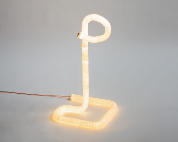 アメリカデザイナーJoe Fentressの 折り曲げることできる柔らかい照明作品「The bend lamp」