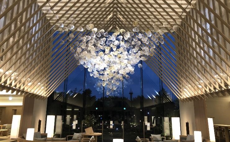 紙のアートワーク500個を吊るした インストレーション「空気の器 紙のアートワーク500個を吊るした インストレーション「空気の器