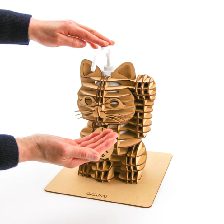 手を消毒し福を招来 まねきねことフクロウの 消毒スプレーボトルホルダー Webマガジン Axis デザインのwebメディア 手を消毒し福を招来 まねきねことフクロウの 消毒スプレーボトルホルダー Webマガジン Axis デザインのwebメディア