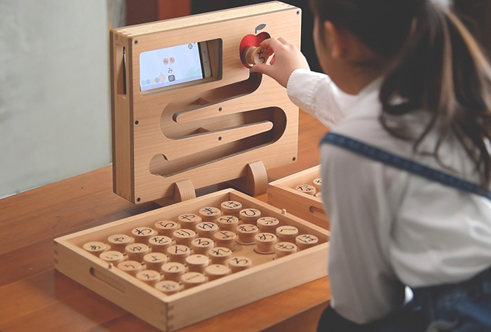 知育玩具ブランド「Re+g Kids」から 木製ひらがなコンピュータ「ころぴゅーた」登場 | Webマガジン「AXIS」 | デザインのWebメディア