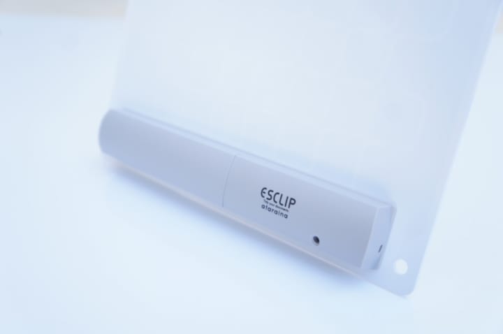 静電気の力を使って紙をピタッと吸着させる ディスプレイボード「ESCLIP」