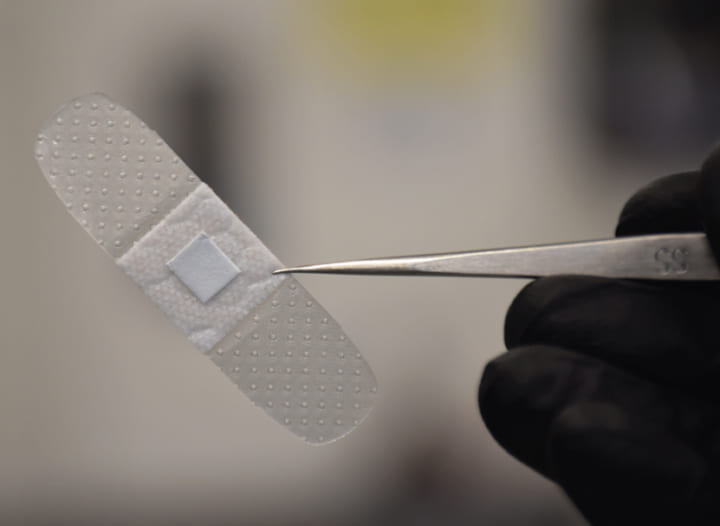 傷口の感染を継続的にモニタリング 米ロードアイランド大学がスマート絆創膏を開発
