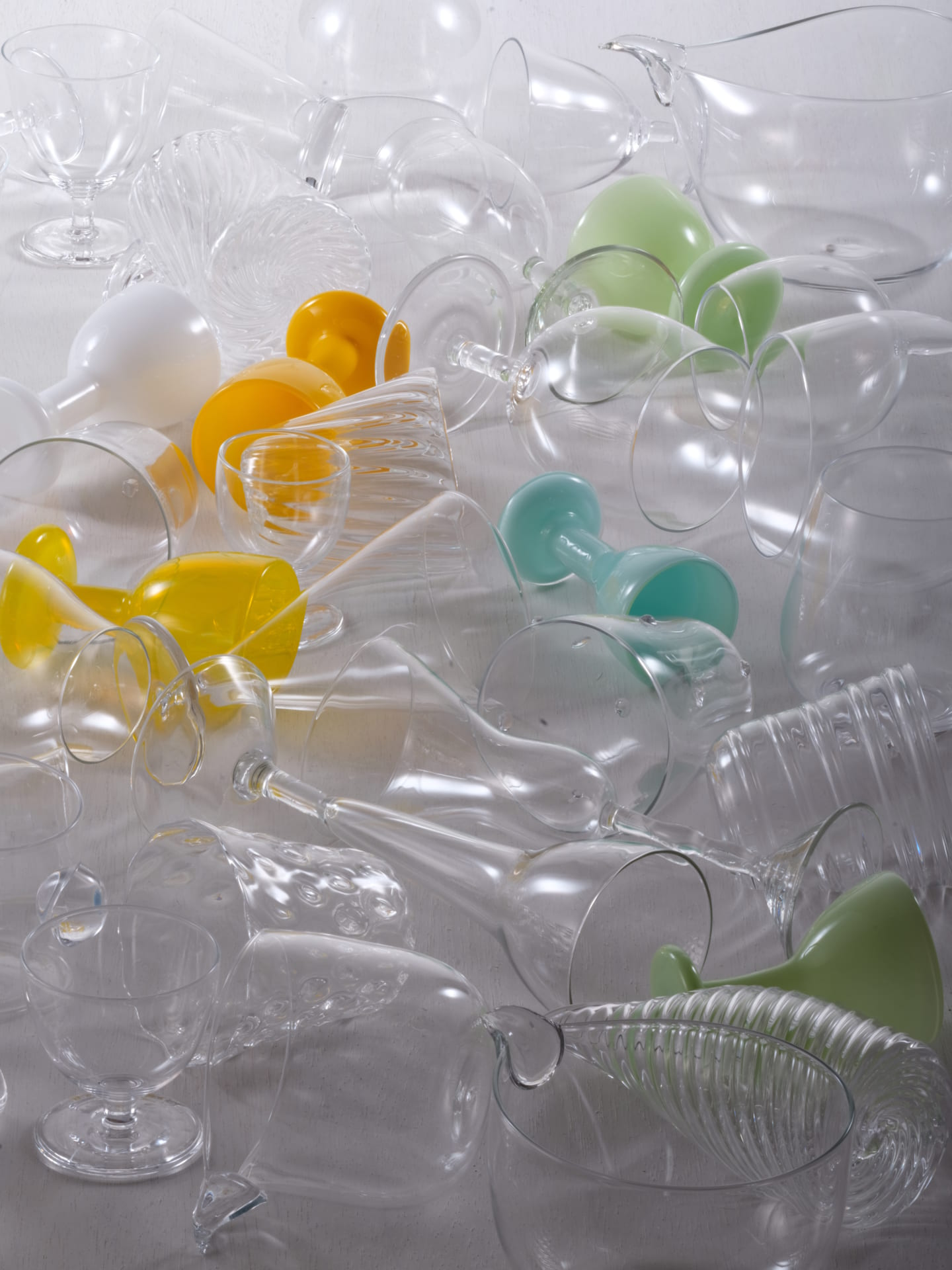 謎めいたガラスの姿を形作る 高橋禎彦の作品展が富山市ガラス美術館に