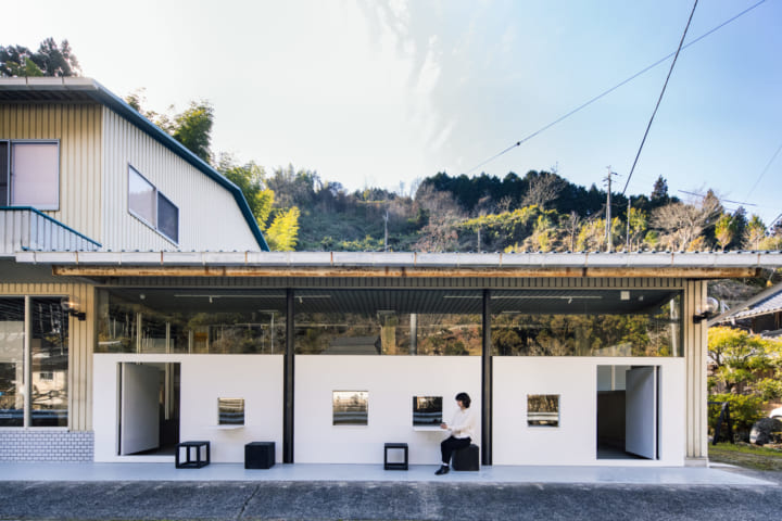 インテリアデザイナー・鈴木文貴が奈良県山間地域に 自動車整備工場を改装したカフェ・ギャラリーを設計