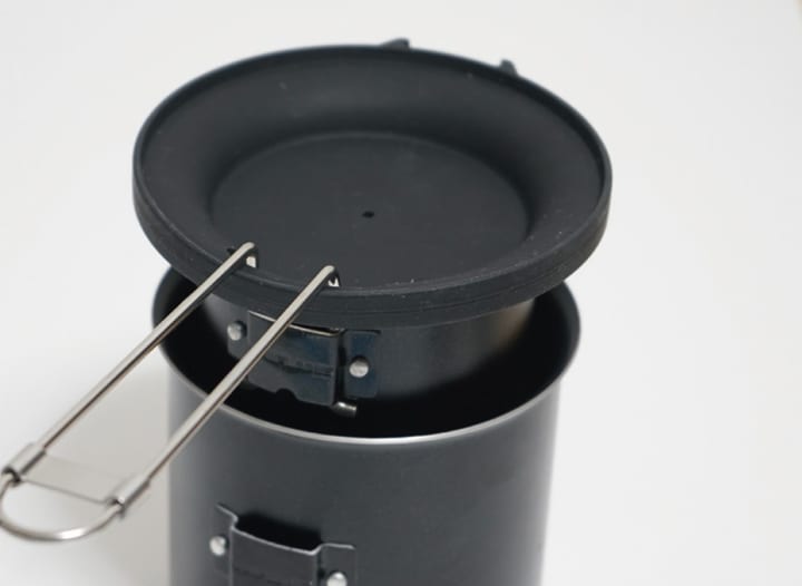 産学共同研究として、アウトドアブランドUNIFLAMEが 3つの調理が同時にできるクッカー「KOLME」を開発 | Webマガジン「AXIS」 | デザインのWebメディア 産学共同研究として、アウトドアブランドUNIFLAMEが 3つの調理が同時にできるクッカー「KOLME」を開発 | Webマガジン「AXIS」 | デザインのWebメディア