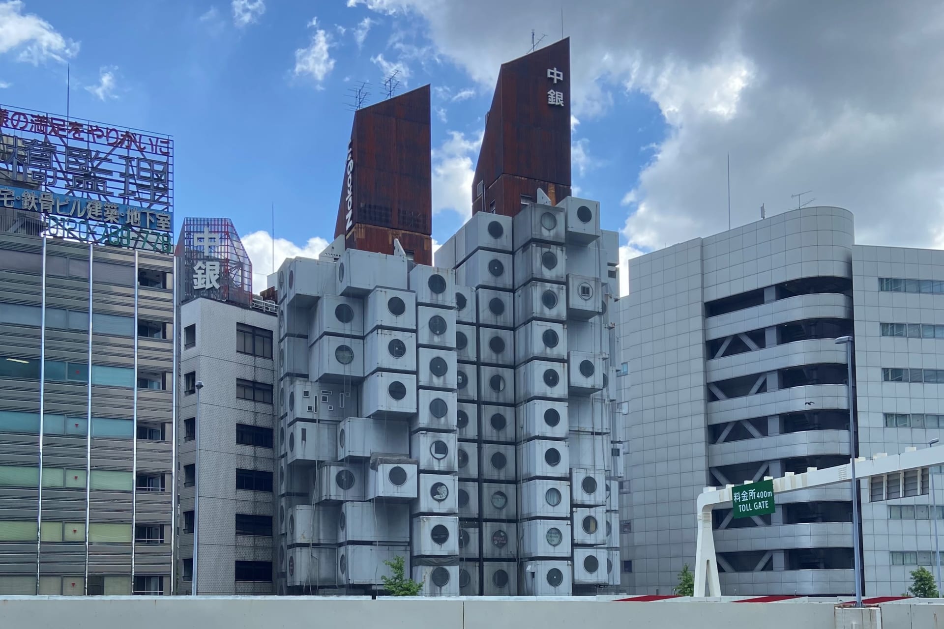 カプセルを取り外し 「泊まれるカプセル」として中銀カプセルタワー