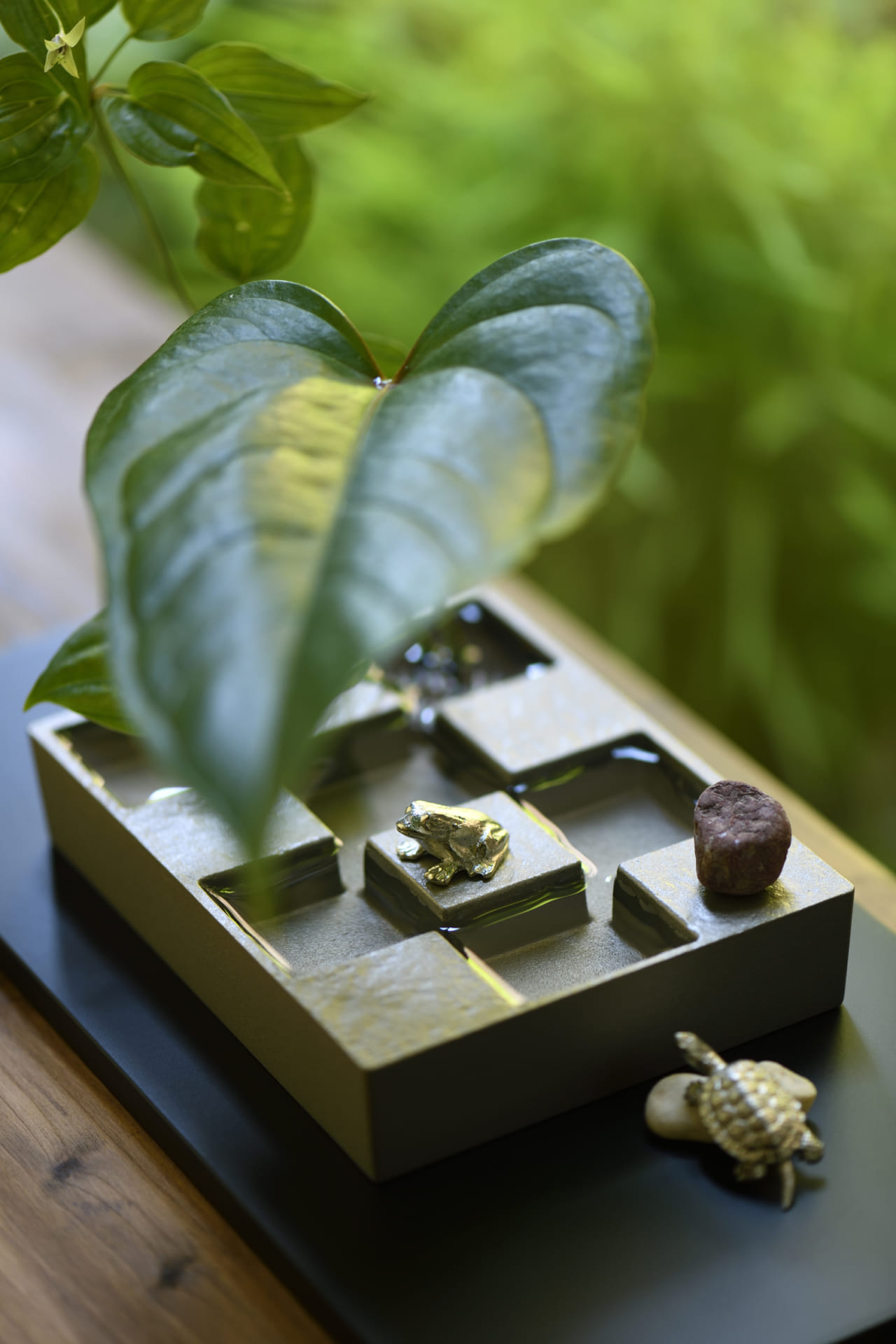 日本の伝統的な市松文様を取り入れた花器 京都・方丈庭園をモチーフに