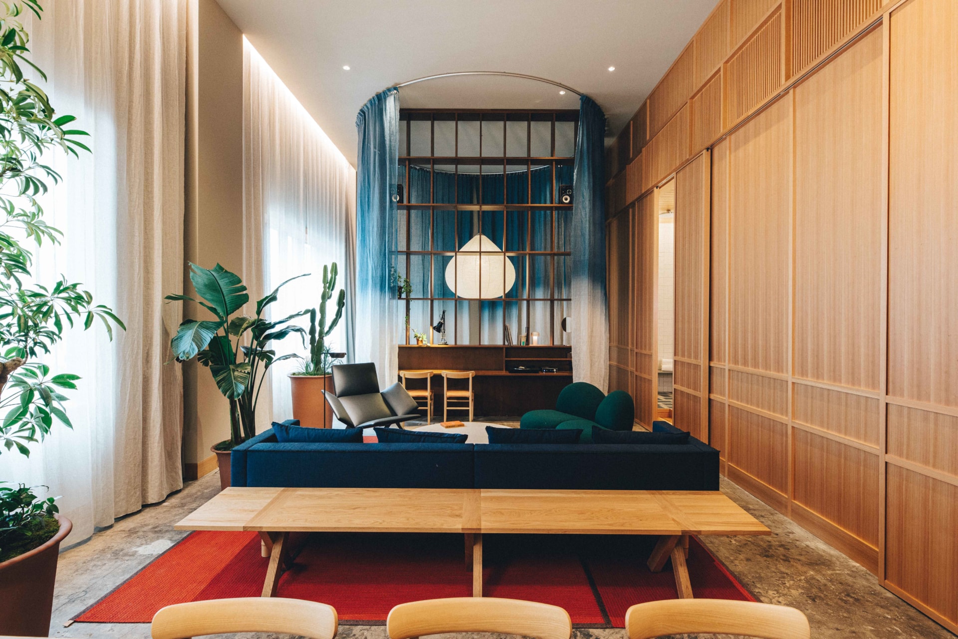 THEME HOTELS 洋書　ホテル　デザイン クラーソン・コイヴィスト・ルーネが建築・空間デザイン監修した