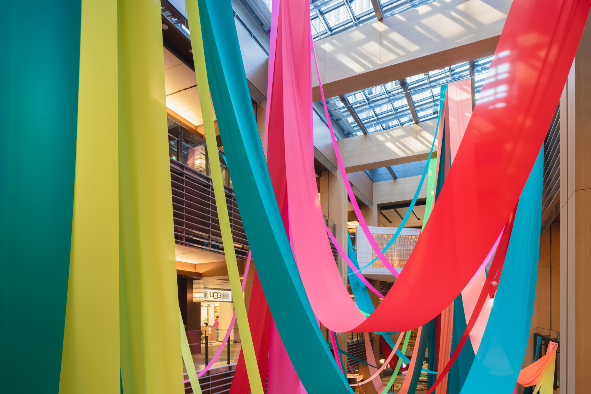 SPREADのVIVIDなクリスマス インスタレーション 「Color Jungle