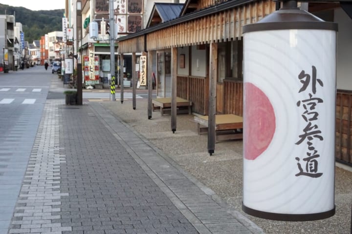 三重県伊勢市の外宮参道を音楽で飾る vegetable recordによるインスタレーション「Music Tree Project for…