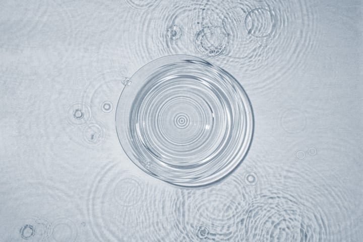 湖に広がる波紋をイメージした 台湾デザイン会社Woo Collectiveの「Ripple glass plates」