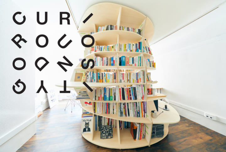 建築家・小林恵吾がデザインした 好奇心を誘発する本棚「Curiosity Go Round」