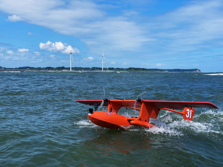 水上での離発着や船のように航行できる 飛行艇型ドローン「Hamadori」