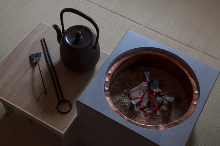 桐ダンスの伝統技術とモダンデザインを融合させた 村澤一晃デザインの「箱火鉢&箱膳」