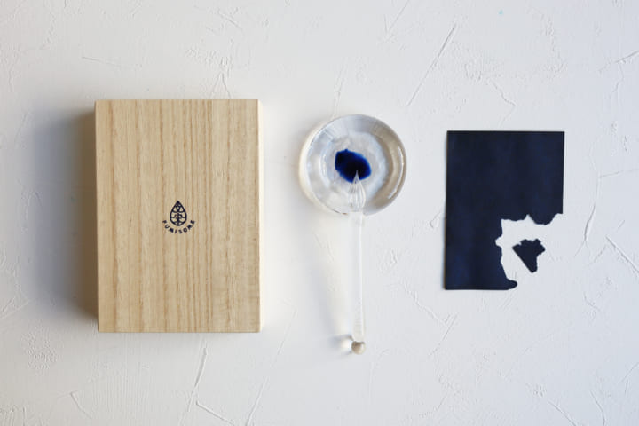 滋賀・草津の伝統工芸品「青花紙」をベースにした 筆記具ブランド文染の「ペーパーインク」