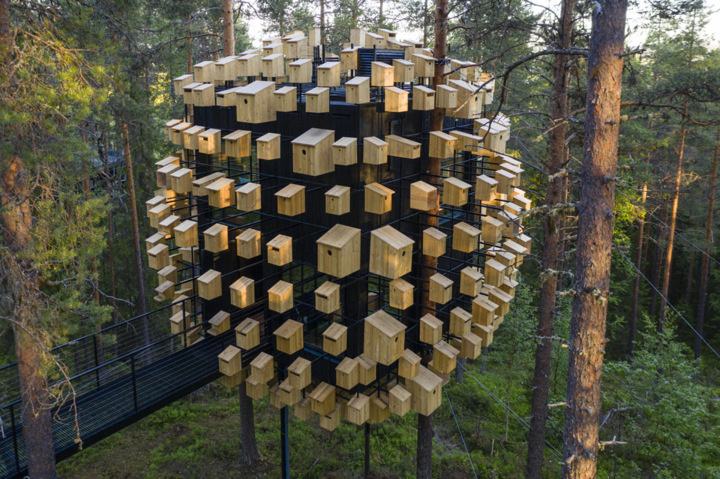 BIGがデザインしたスウェーデンのホテル ファサードに鳥の巣箱を設置した「Biosphere」