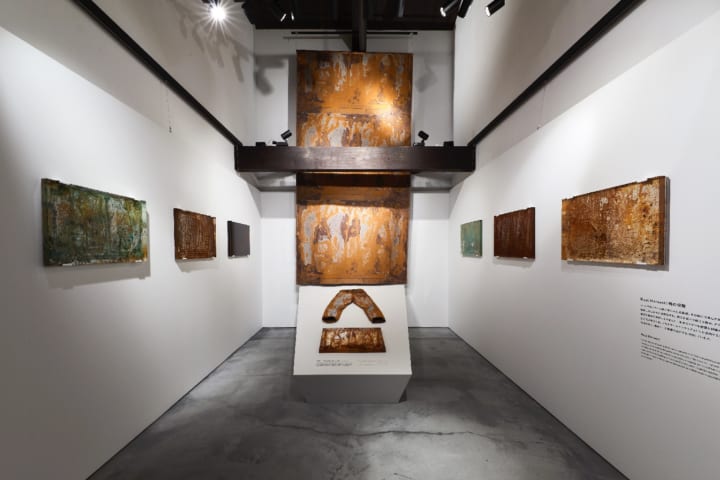 ISSEY MIYAKE KYOTO KURA展「YUMA KANO」開催 狩野佑真による「錆」の模様の作品を紹介