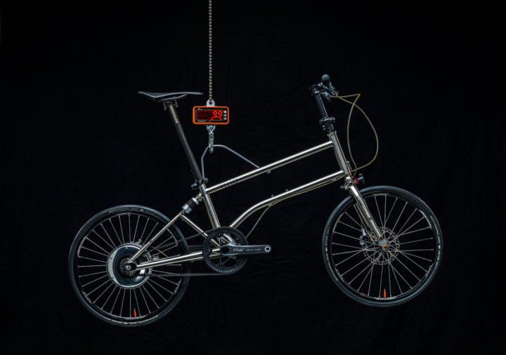 わずか9.9kgで最新機能を搭載した VELLOの折りたたみ式電動自転車