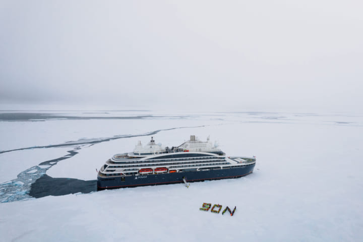 クルーズ会社ポナンの豪華砕氷船 乗客を乗せて地理的な北極点に到達