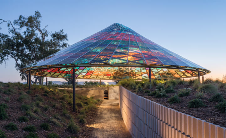 オラファー・エリアソンが米ワイナリーで手がけた 「Vertical Panorama Pavilion」
