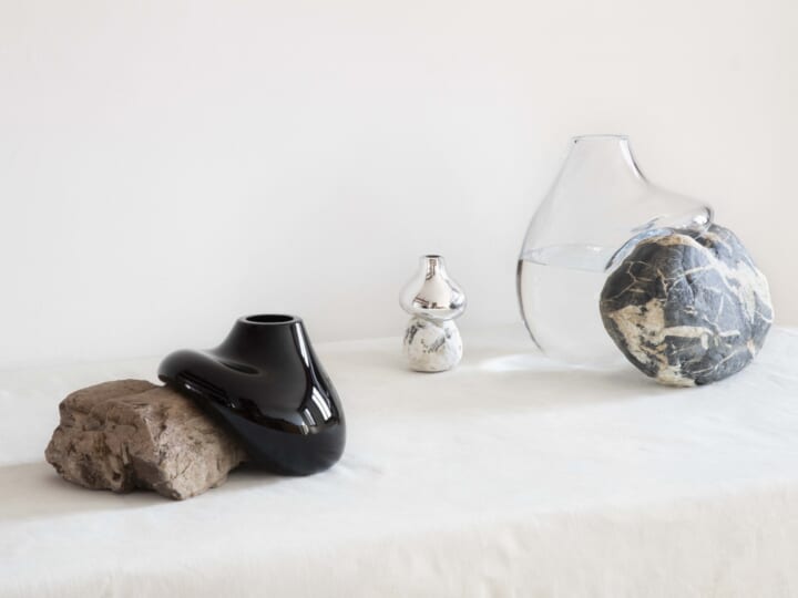 吹きガラスと石を対話させる アーティスト ラティティア・ジャケトンのフラワーベース