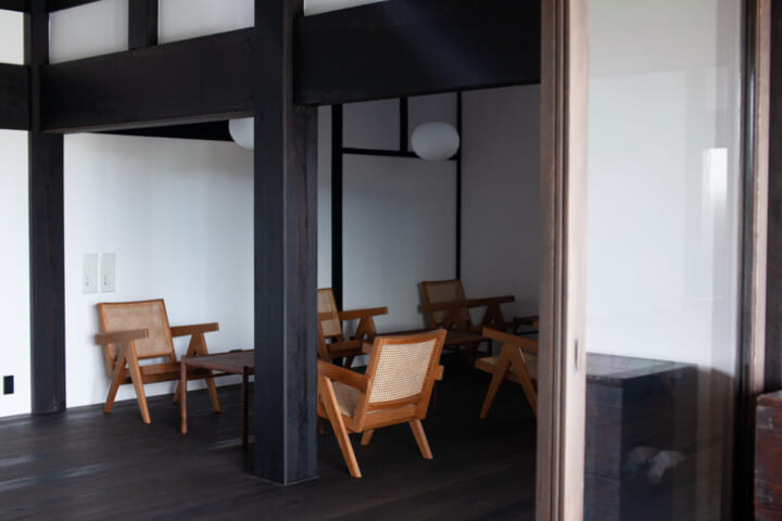 農村景観「散居村」で富山の「土徳」を感じる 古民家アートホテル「楽土庵」がオープン