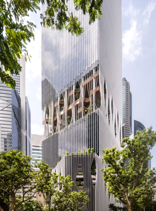 地元の自然環境やマーケットの屋台を取り入れた シンガポールの高層ビル「CapitaSpring」