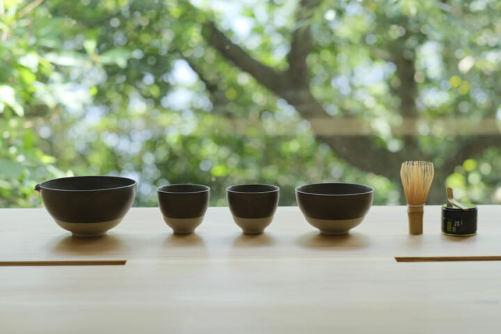 セバスチャン・バーンがデザインする 波佐見焼の茶器コレクション「Ha’ Matcha」