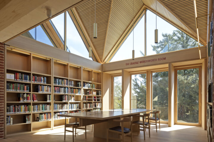 明るく温かみのある木造家具で構成された ケンブリッジ大学の新しい図書館