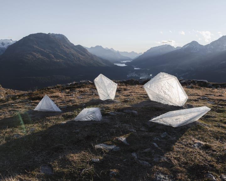 気候変動で消えゆくスイスの氷河を表現した アーティスト ダグラス・マンドリーの作品「Gravity Flow」