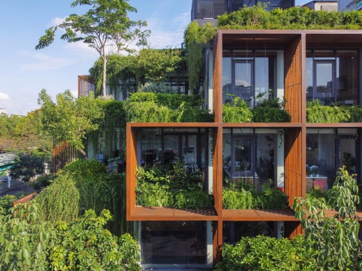 熱帯地方の日差しを緑の壁で和らげる ベトナム・ホーチミンの複合ビル「Tony Fruit Office」
