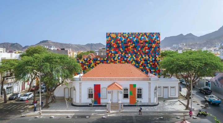 島国の文化をカラフルなファサードで表現 カーボベルデの国立芸術工芸デザインセンター