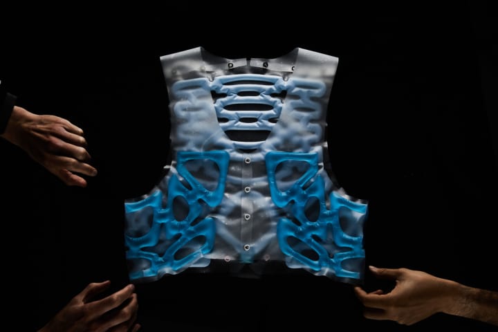 身につけるだけで暖かくなる！？ ゲルが蓄熱するベスト「Entropy Vest」
