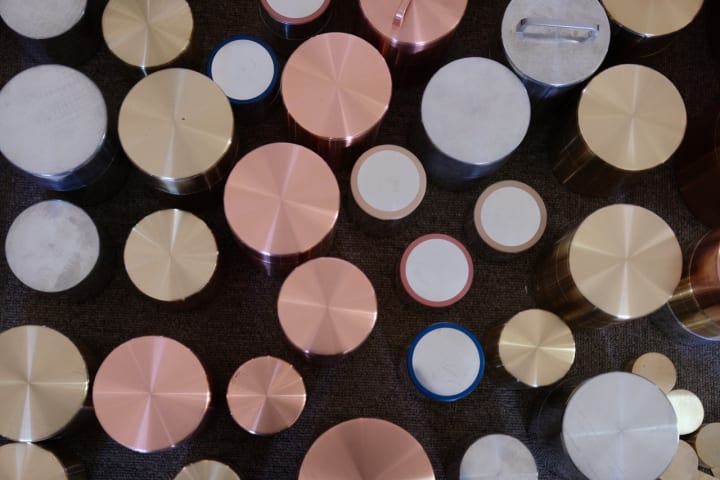 経年変化したブリキと漆の色が楽しめる ATON×開化堂「100年先を眺める茶筒展」開催