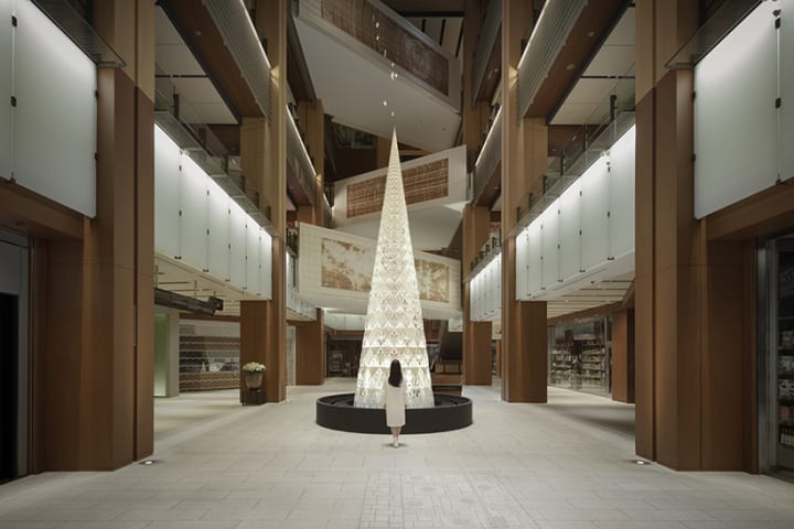 nendoが手がけた東京ミッドタウンのクリスマスツリー 光のパーツでキラキラとした空気感を演出