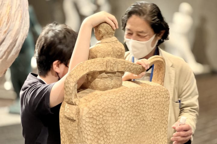 視覚に障害のある子どもたちの作品を美術館へ 日本彫刻会が手がける「触れる彫刻鑑賞」