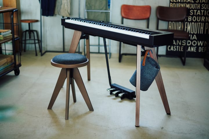 カシオとCRASH GATEが共同開発した 機能性と美しさを兼ね備えたピアノ椅子「CC-7」
